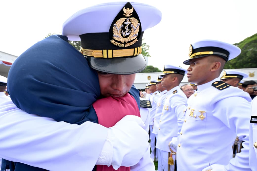 Salah seorang perwira memeluk orang tuanya saat pelantikan di Istana Merdeka, Jakarta. (Foto/BPMI)