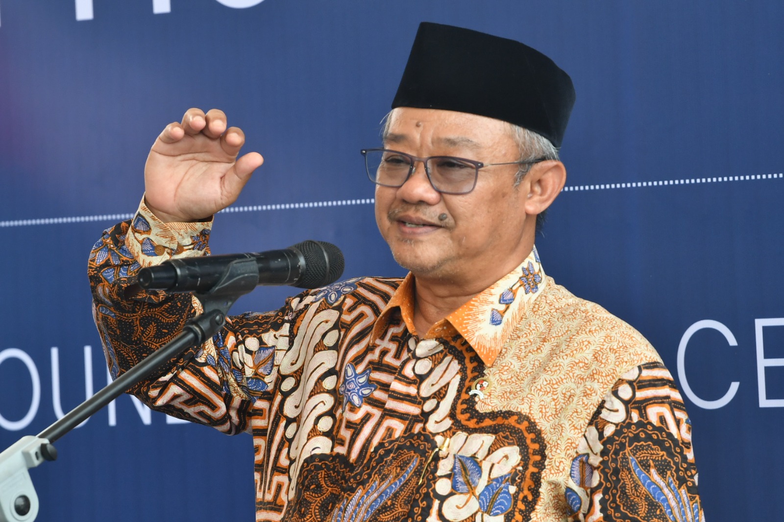 Mendikdasmen Abdul Mu'ti (tengah). (BeritaNasional/istimewa)