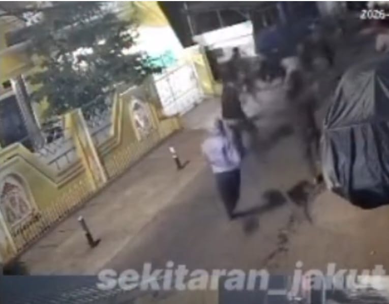 Cuplikan akti tawuran yang terekam kamera. (BeritaNasional/Bachtiarudin)