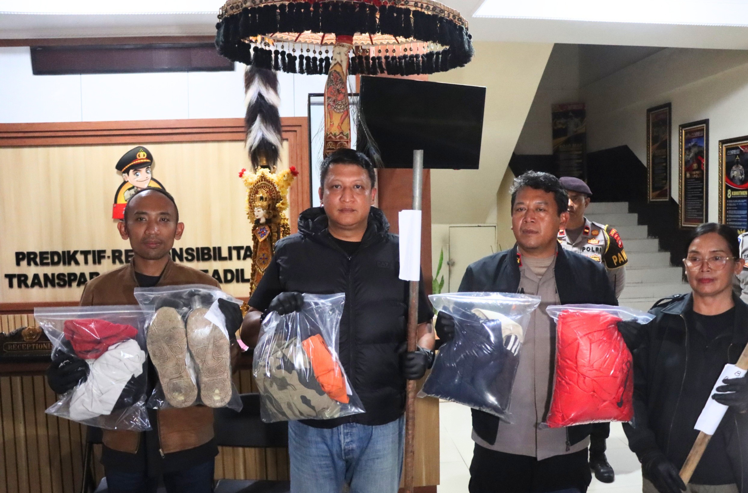 Polres Tabanan menunjukkan barang bukti kasus main hakim sendiri terhadap maling ayam. (Foto/Ist)