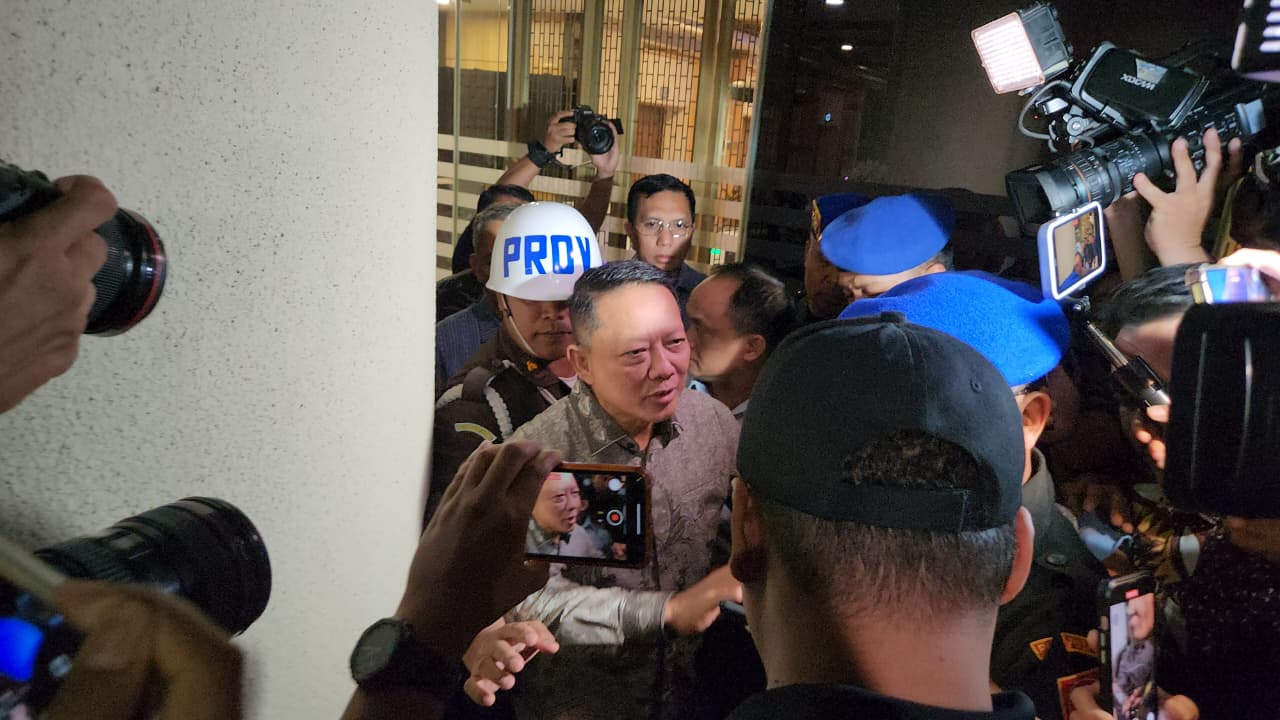 Tersangka TPPU Febrie Ardiansyah memberikan keterangan pers usai diperiksa. (BeritaNasional/Panji)