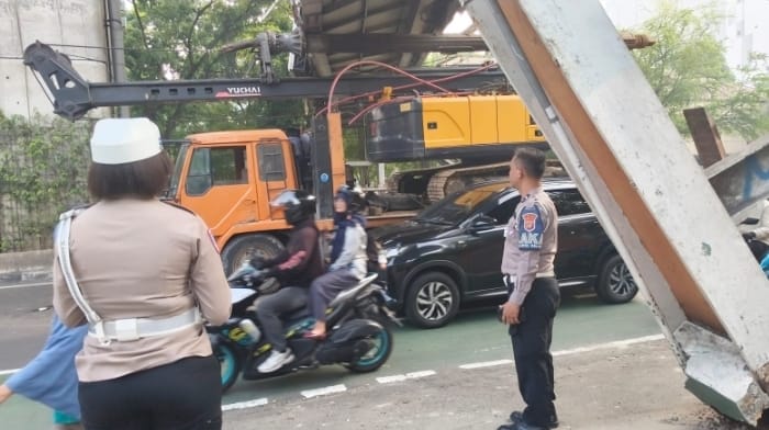 Polisi mengatur kemacetan lalu lintas karena truk tersangkut di JPO Jalan Kapten Tendean, Jaksel. (Foto/X Polda Metro Jaya)