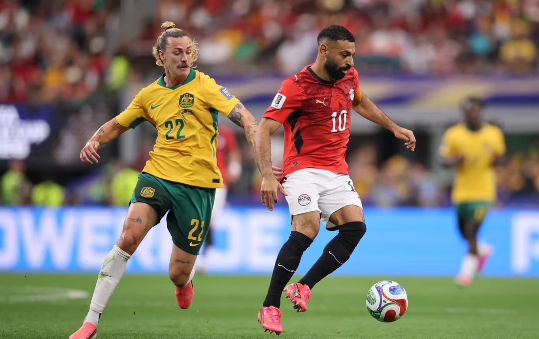 Penggawa Timnas Mesir Mohamed Salah berhadapan dengan pemain Timnas Australia di Piala Dunia 2026. (Foto/FIFA)