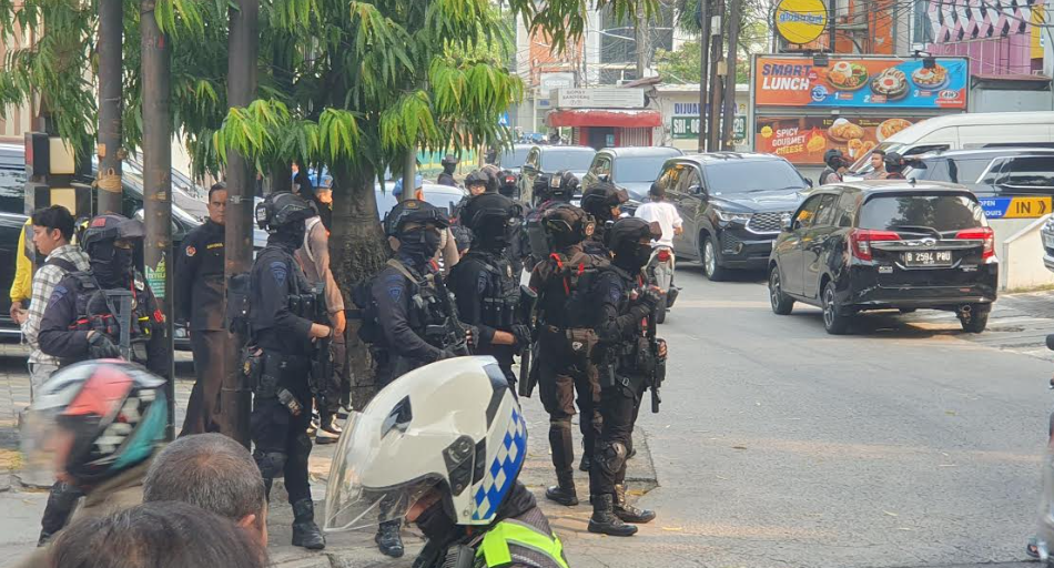 Personel Brigade Mobil (Brimob) berjaga di lokasi penggeledahan. (BeritaNasional/Bachtiarudin)