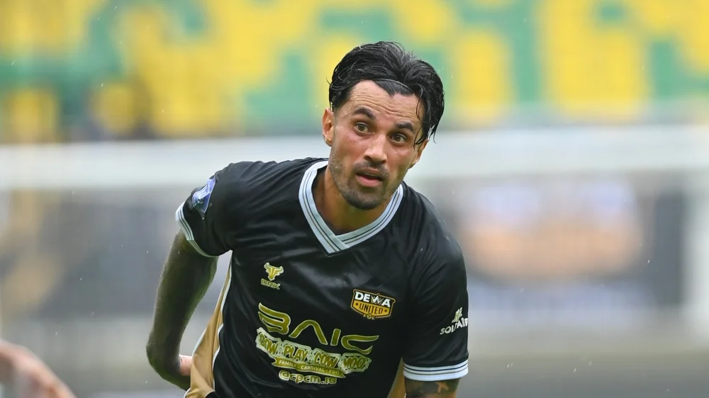 Stefano Lilipaly Resmi Berseragam Semen Padang FC. (Foto/ileague.id)
