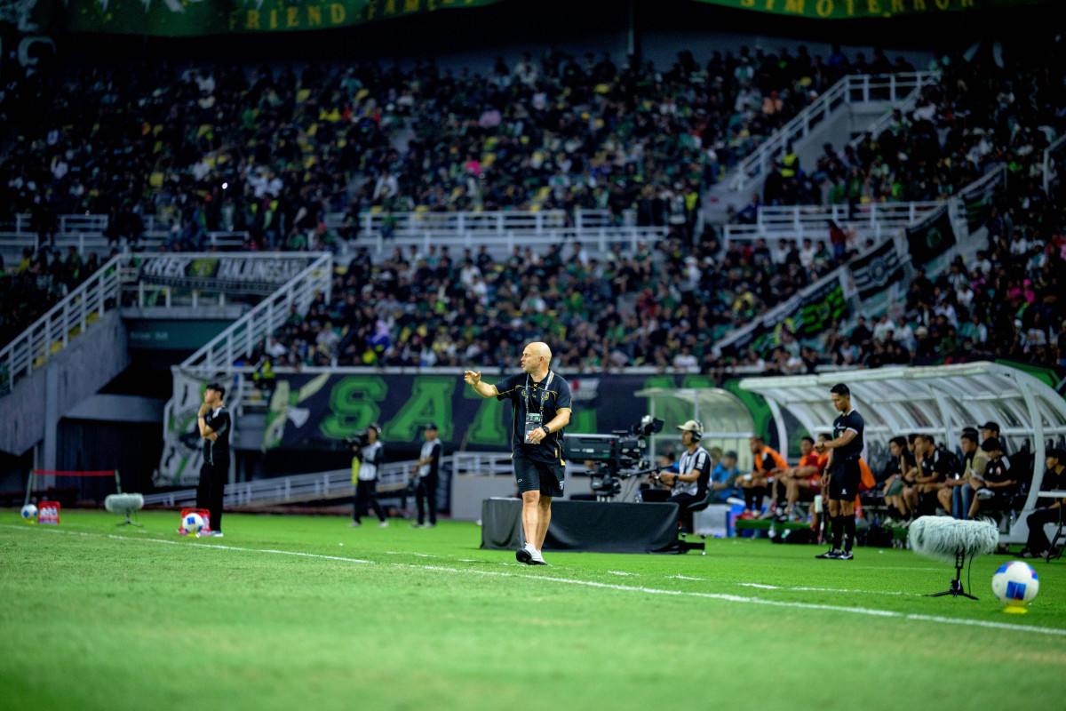 Pelatih Persebaya Bernardo Tavares. (Foto/Persebaya)