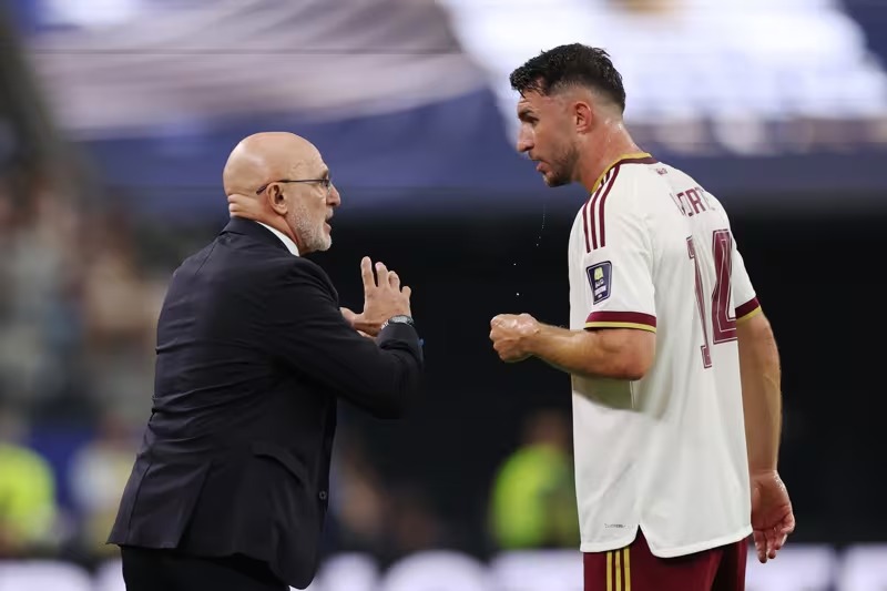 Pelatih tim nasional Spanyol, Luis de la Fuente (kiri). (Foto/FIFA)