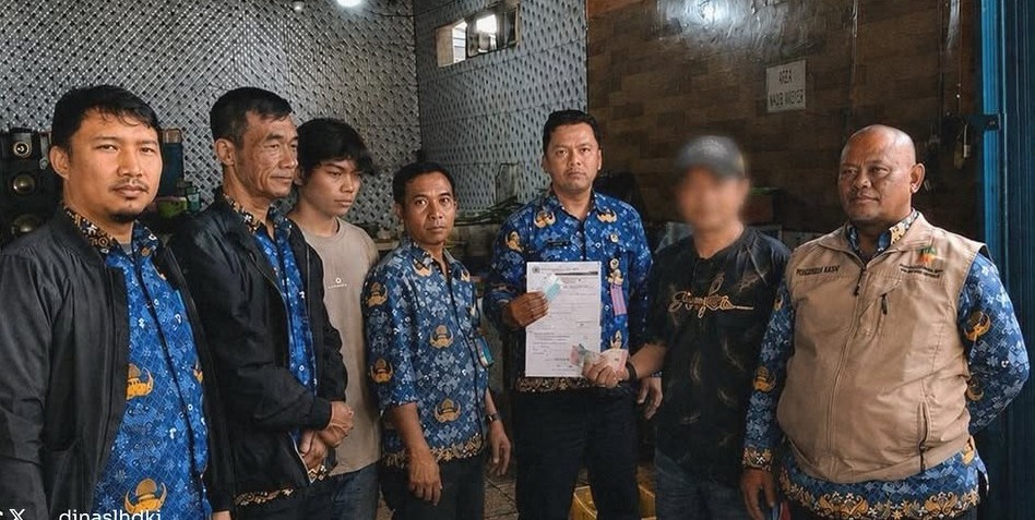 DLH DKI menindak pelaku pembuangan sampah secara sembarangan di Jaksel. (Foto/Instagram DLH DKI)
