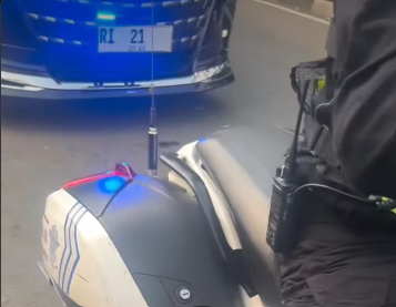 Viral rombongan patwal RI 21 disebut seenaknya di jalan oleh pengendara lainnya. (BeritaNasional/IG Jakarta 24 Jam)