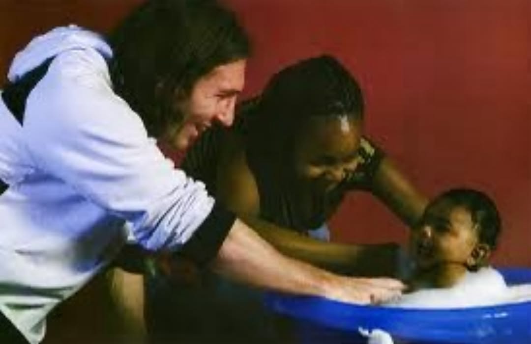 Lionel Messi ikut memandikan bayi Lamine Yamal pada 2007. (Foto/Instagram . (Foto/hustle_hard_304))