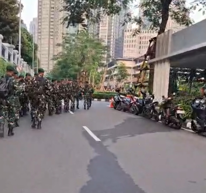 Puluhan Prajurit TNI mendatangi Polda Metro Jaya, Kamis (9/7/2026) dini hari. (BeritaNasional/Bachtiar)