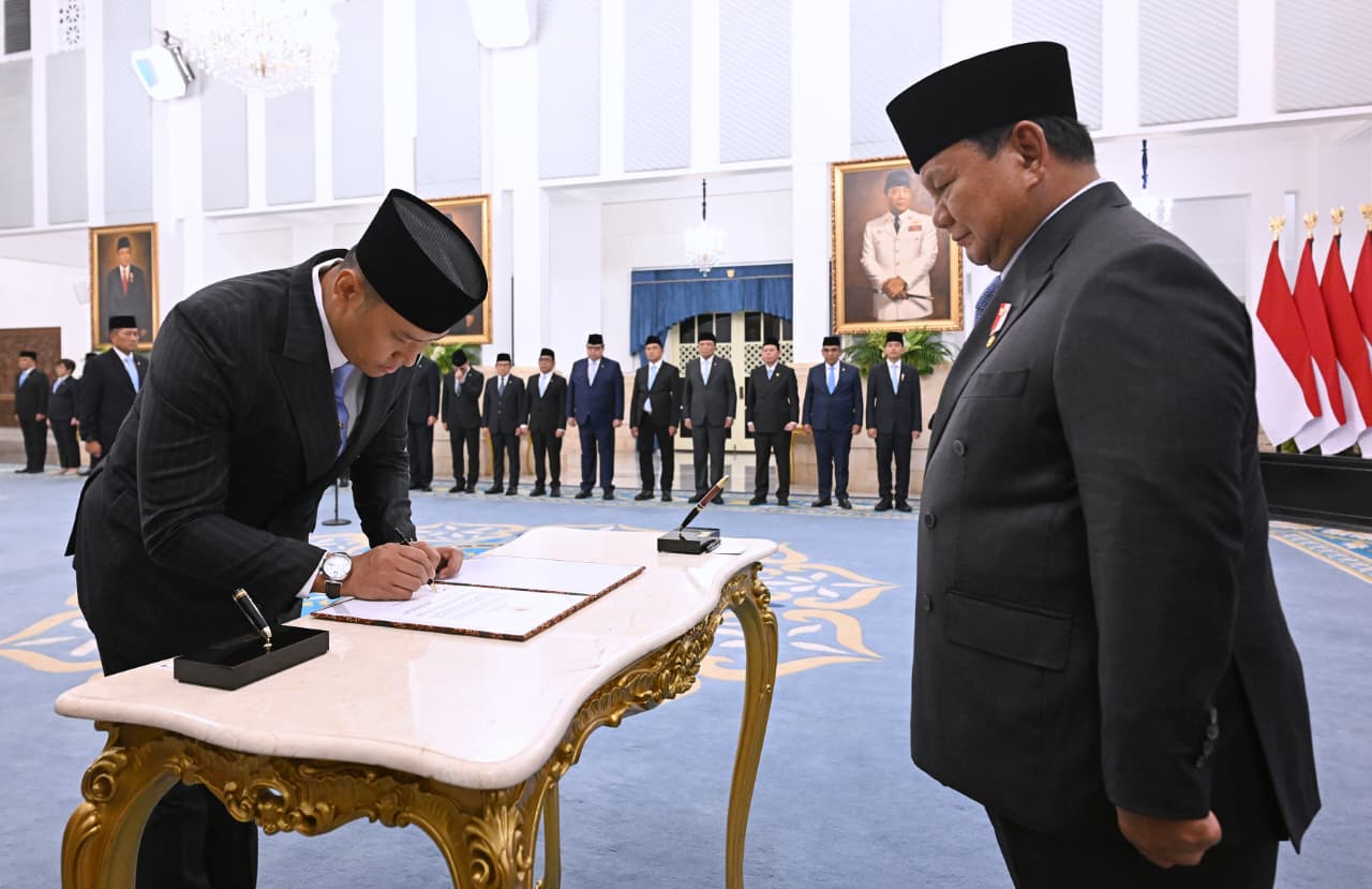 Presiden Prabowo menyaksikan penandatanganan pengangkatan Kepala BGN Sudaryanto. (BeritaNasional/Oke Atmaja)