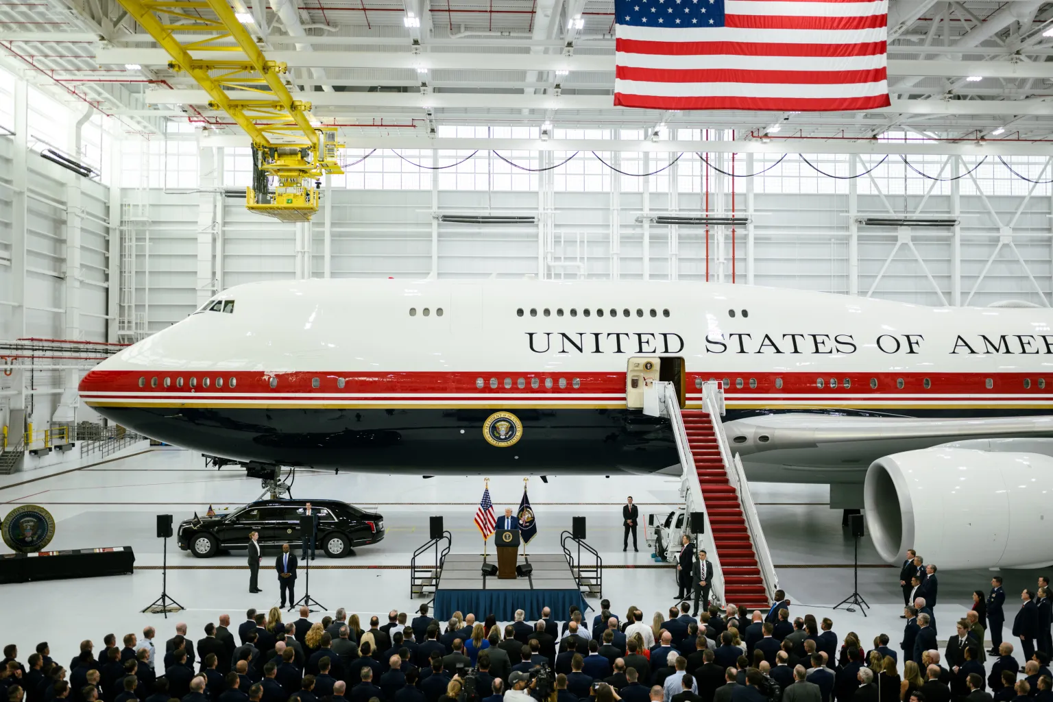 Presiden AS Donald Trump memamerkan Air Force One baru hadiah dari keluarga kerajaan Qatar pada 23 Juni 2026. (BeritaNasional/White House)