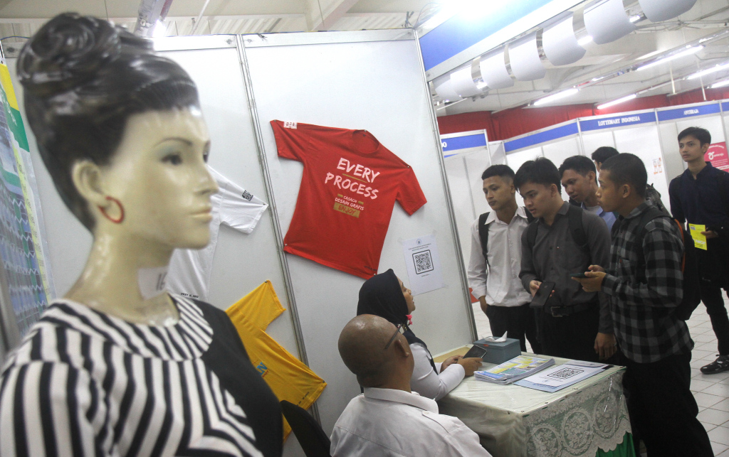 Sejumlah pencari kerja melamar pekerjaan saat event JobFair di Thamrin City, Jakarta, Rabu (29/5/2024). (Berita nasional.Com/Oke Atmaja)