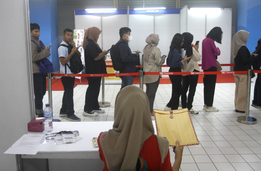 Sejumlah pencari kerja melamar pekerjaan saat event JobFair di Thamrin City, Jakarta, Rabu (29/5/2024). (Berita nasional.Com/Oke Atmaja)