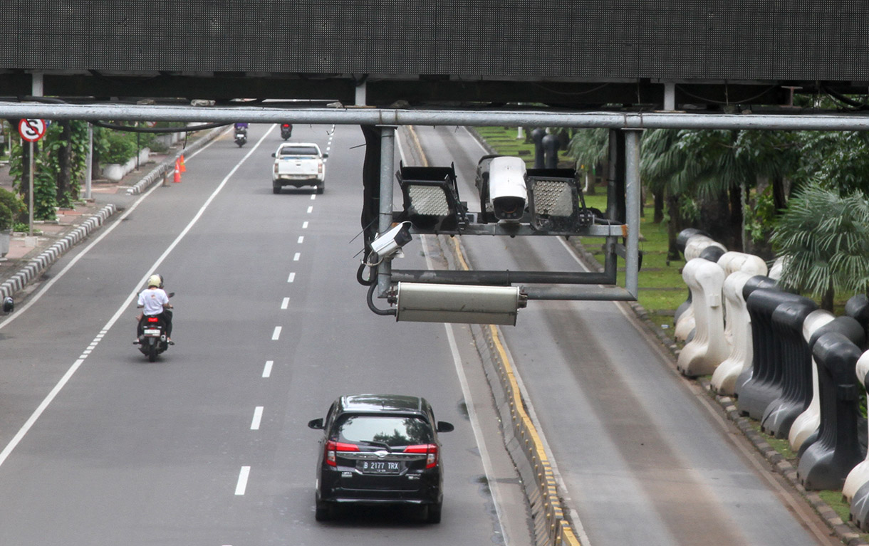 Kendaraan melintasi kamera tilang elektronik (ETLE) di Jalan Merdeka Barat, Jakarta, Kamis(26/12/2024). (BeritaNasional.com/Oke Atmaja)