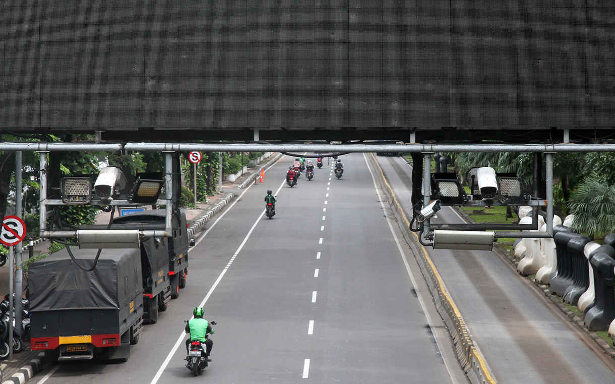 Kendaraan melintasi kamera tilang elektronik (ETLE) di Jalan Merdeka Barat, Jakarta, Kamis(26/12/2024). (BeritaNasional.com/Oke Atmaja)