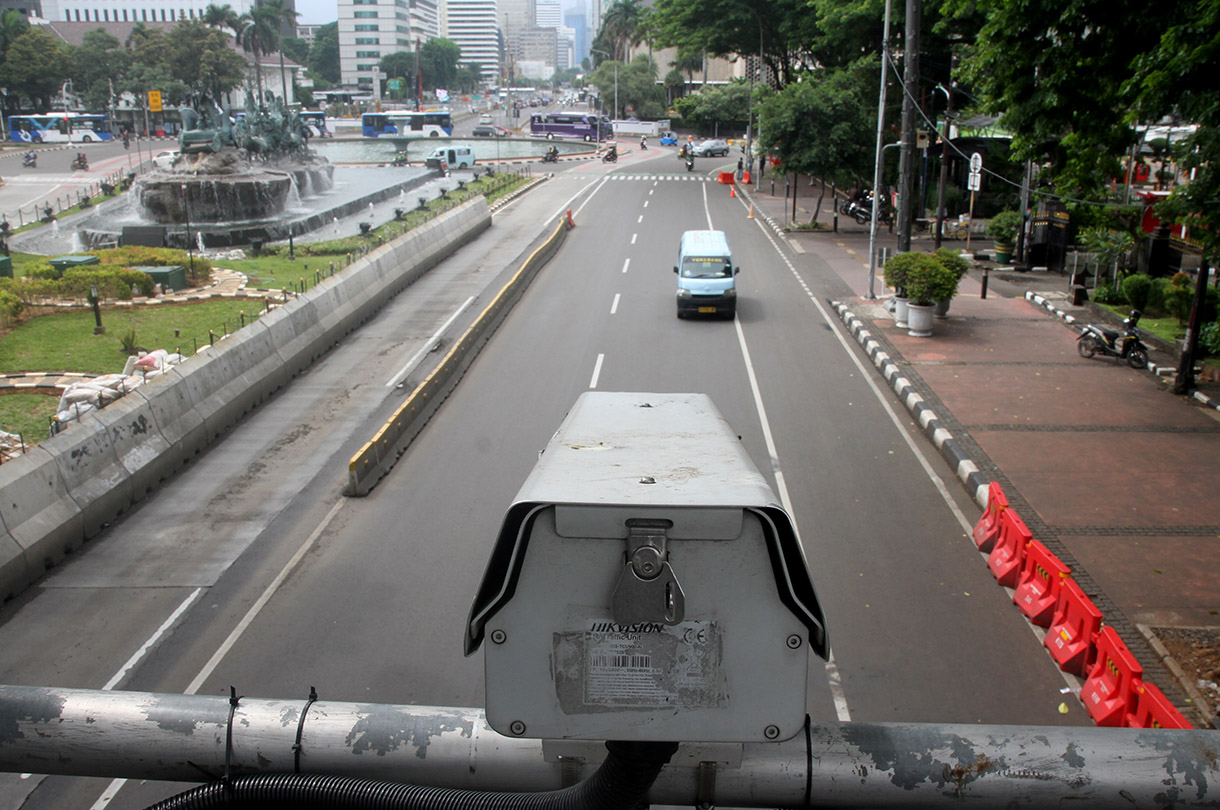 Kendaraan melintasi kamera tilang elektronik (ETLE) di Jalan Merdeka Barat, Jakarta, Kamis(26/12/2024). (BeritaNasional.com/Oke Atmaja)