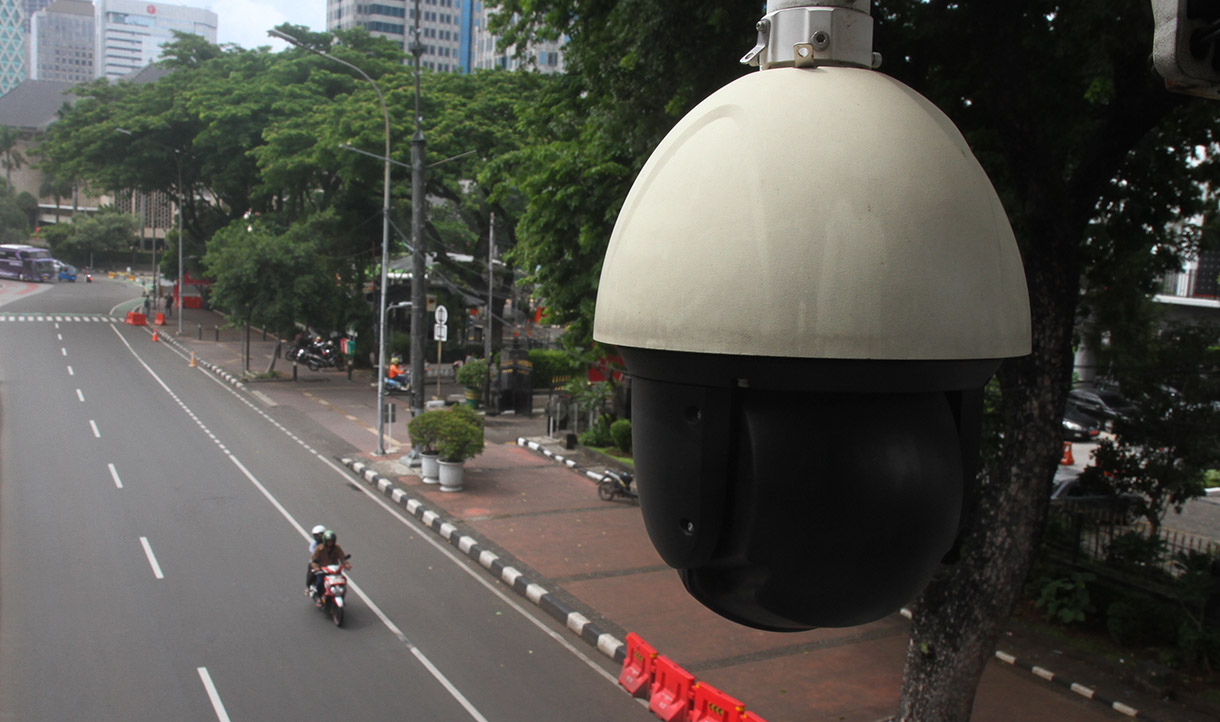 Kendaraan melintasi kamera tilang elektronik (ETLE) di Jalan Merdeka Barat, Jakarta, Kamis(26/12/2024). (BeritaNasional.com/Oke Atmaja)