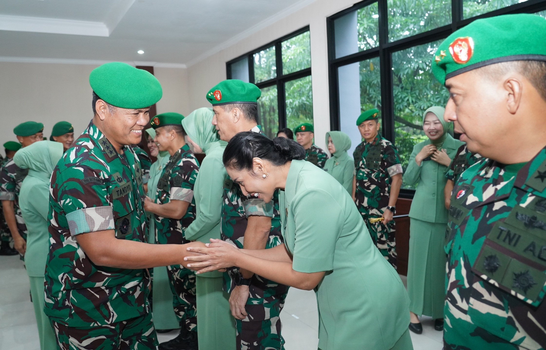 13 perwirra tinggi AD menerima kenaikan pangkat. Para Pati diharapkan mampu berinovasi dan menuangkan ide-ide positif bagi kemajuan TNI AD. (BeritaNasional/Elvis Sendouw/HO Puspen TNI)