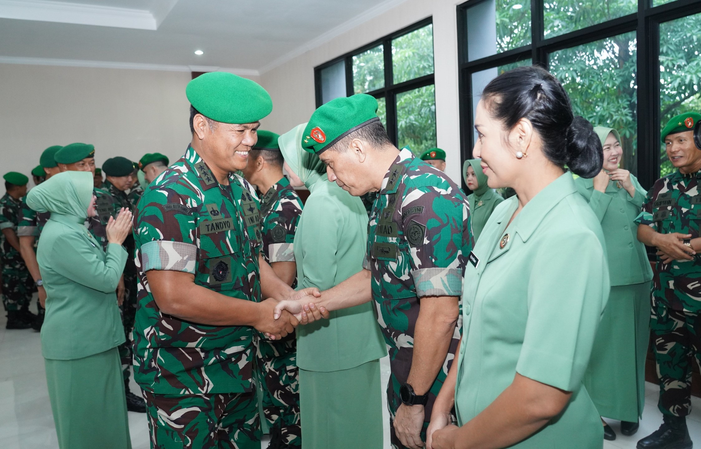 13 perwirra tinggi AD menerima kenaikan pangkat. Para Pati diharapkan mampu berinovasi dan menuangkan ide-ide positif bagi kemajuan TNI AD. (BeritaNasional/Elvis Sendouw/HO Puspen TNI)