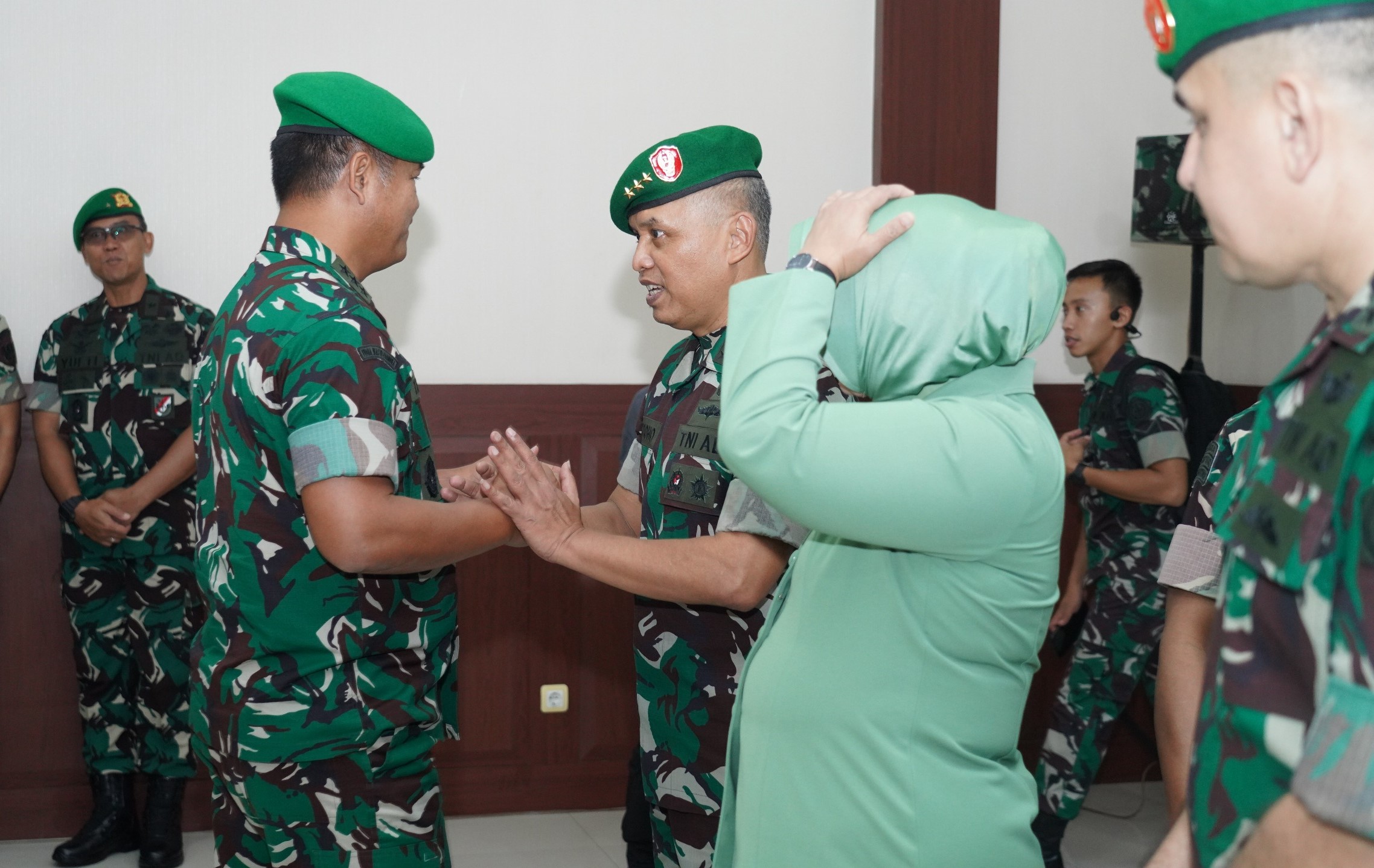 13 perwirra tinggi AD menerima kenaikan pangkat. Para Pati diharapkan mampu berinovasi dan menuangkan ide-ide positif bagi kemajuan TNI AD. (BeritaNasional/Elvis Sendouw/HO Puspen TNI)