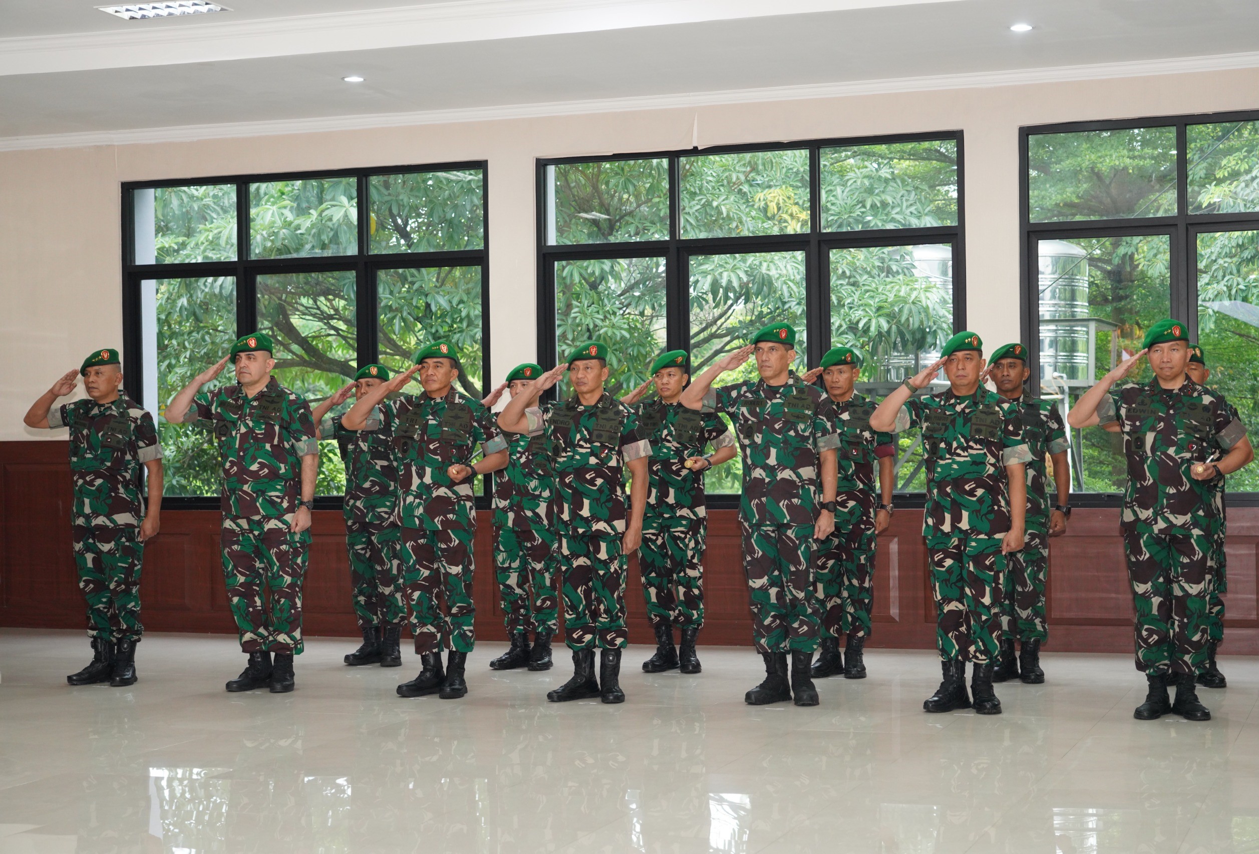 13 perwirra tinggi AD menerima kenaikan pangkat. Para Pati diharapkan mampu berinovasi dan menuangkan ide-ide positif bagi kemajuan TNI AD. (BeritaNasional/Elvis Sendouw/HO Puspen TNI)