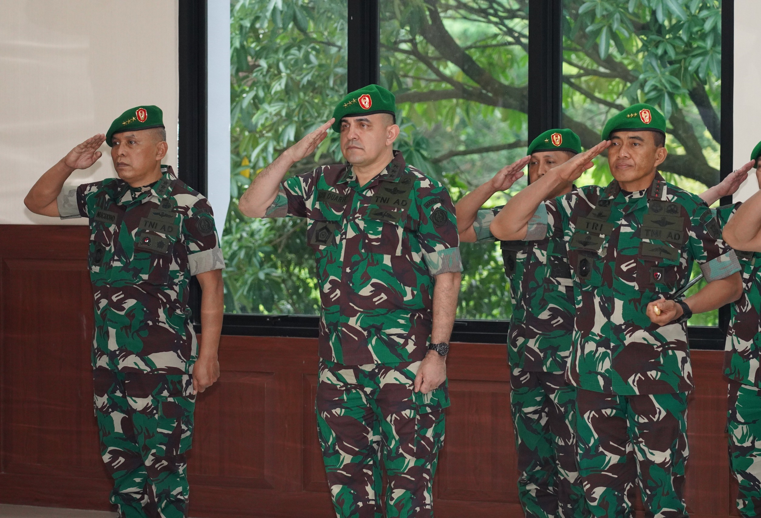 13 perwirra tinggi AD menerima kenaikan pangkat. Para Pati diharapkan mampu berinovasi dan menuangkan ide-ide positif bagi kemajuan TNI AD. (BeritaNasional/Elvis Sendouw/HO Puspen TNI)