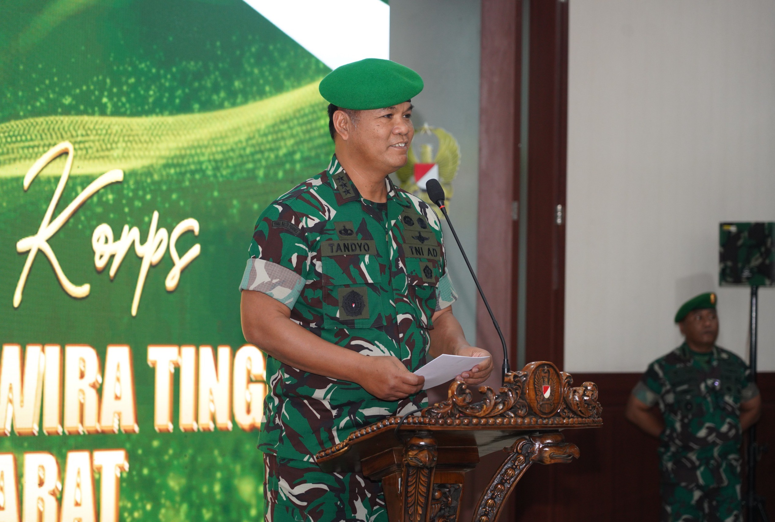 13 perwirra tinggi AD menerima kenaikan pangkat. Para Pati diharapkan mampu berinovasi dan menuangkan ide-ide positif bagi kemajuan TNI AD. (BeritaNasional/Elvis Sendouw/HO Puspen TNI)