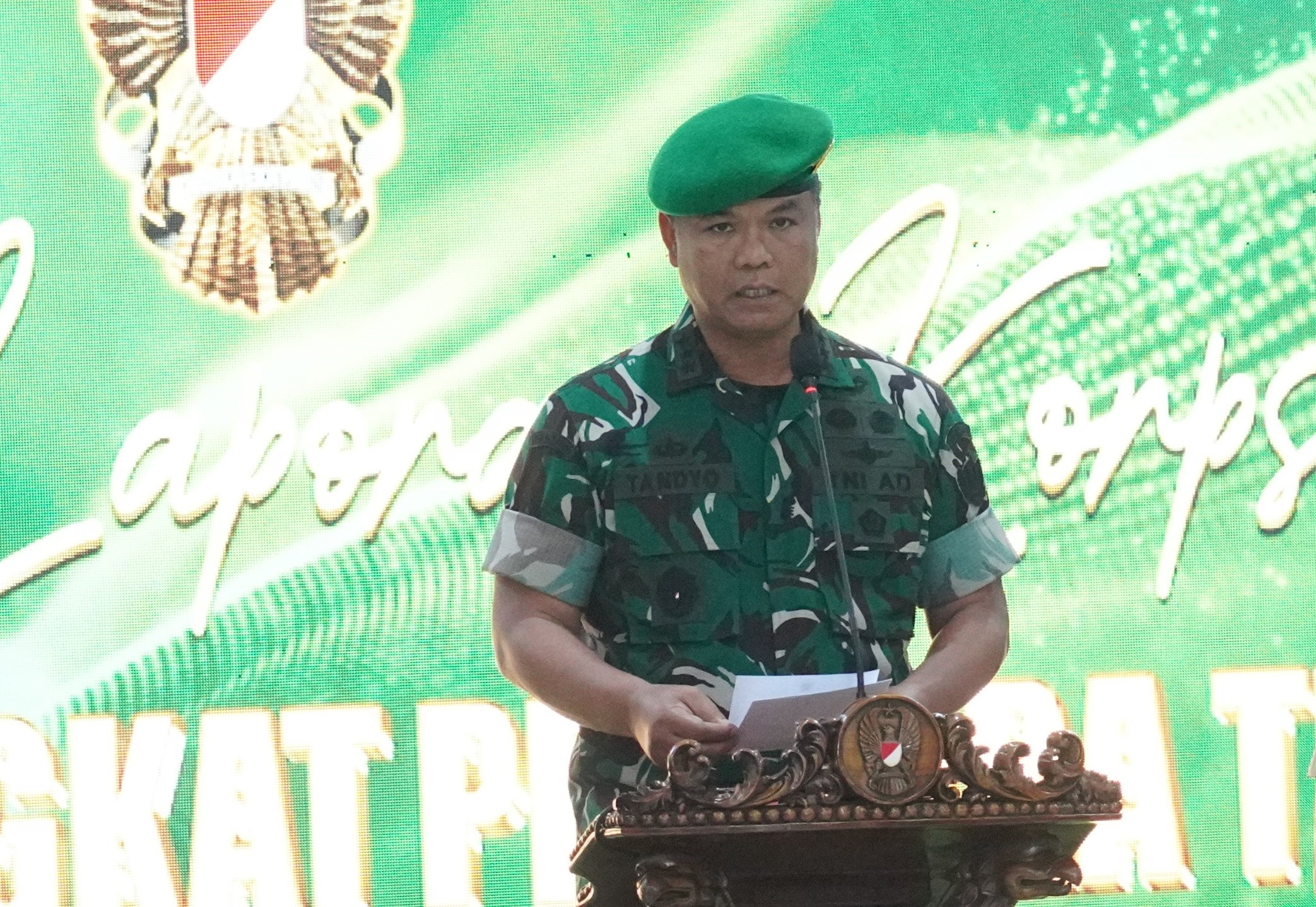 13 perwirra tinggi AD menerima kenaikan pangkat. Para Pati diharapkan mampu berinovasi dan menuangkan ide-ide positif bagi kemajuan TNI AD. (BeritaNasional/Elvis Sendouw/HO Puspen TNI)