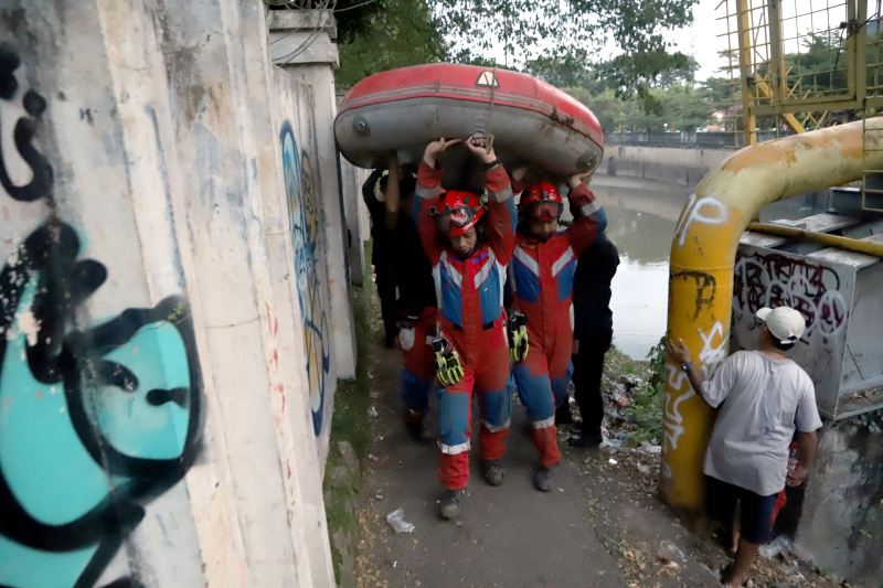 Tim BPBD mencari korban tercebur di sungai Ciliwung. (BeritaNasional/Elvis Sendouw)