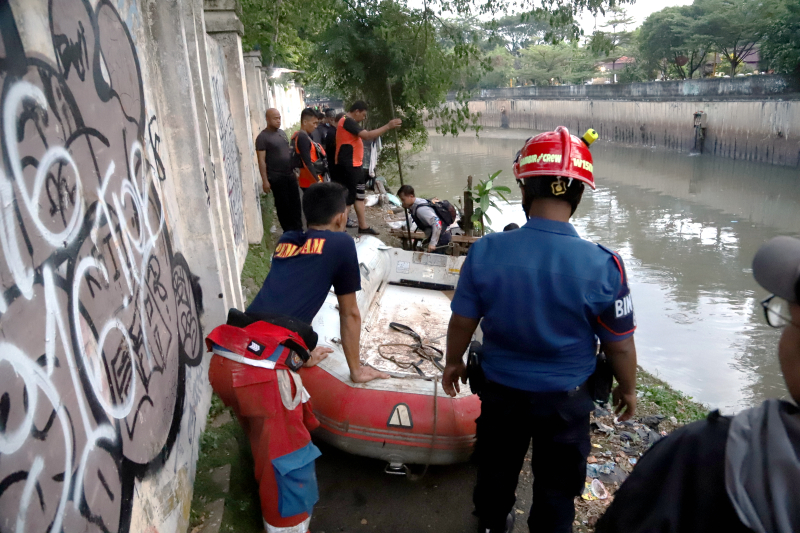 Tim BPBD mencari korban tercebur di sungai Ciliwung. (BeritaNasional/Elvis Sendouw)