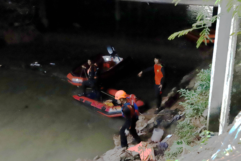 Tim BPBD mencari korban tercebur di sungai Ciliwung. (BeritaNasional/Elvis Sendouw)