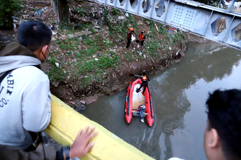 Tim BPBD mencari korban tercebur di sungai Ciliwung. (BeritaNasional/Elvis Sendouw)