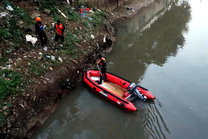 Tim BPBD mencari korban tercebur di sungai Ciliwung. (BeritaNasional/Elvis Sendouw)