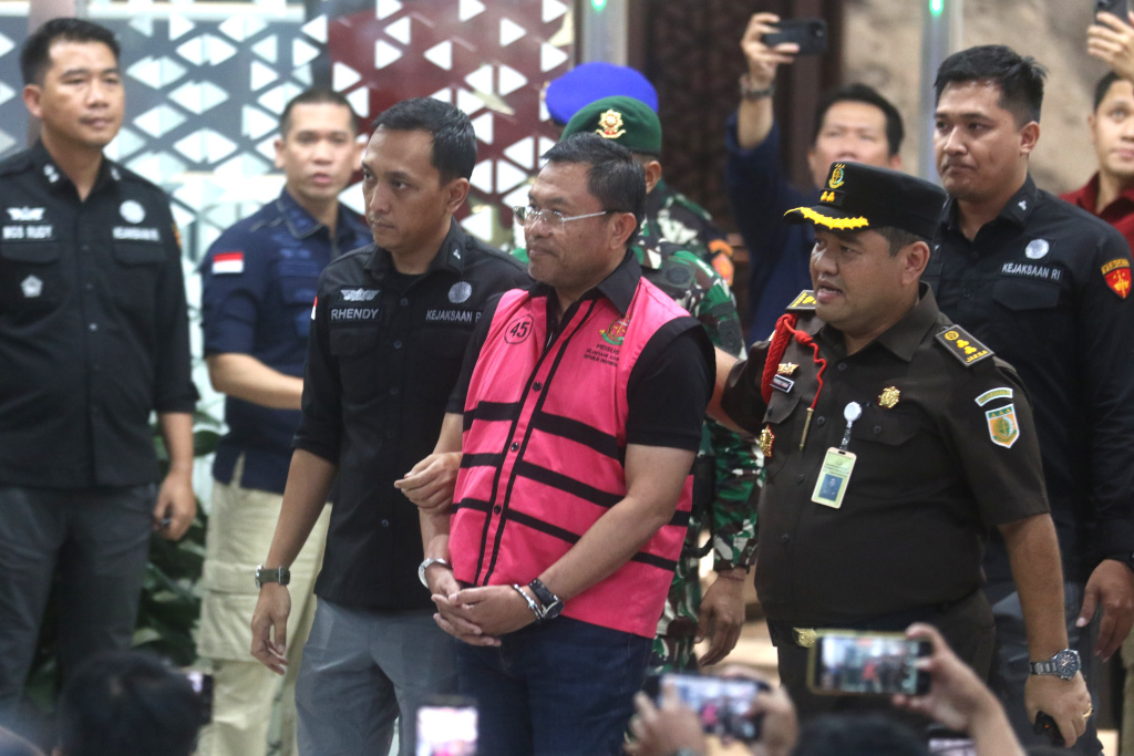 Tersangka dugaan tindak pidana korupsi tata kelola program Makan Bergizi Gratis (MBG) pada Badan Gizi Nasional (BGN) Lodewyk Pusung (tengah) berjalan memasuki mobil tahanan di Kejaksaan Agung, Jakarta, Rabu (3/6/2026).  (Beritanasional.com/Oke Atmaja)