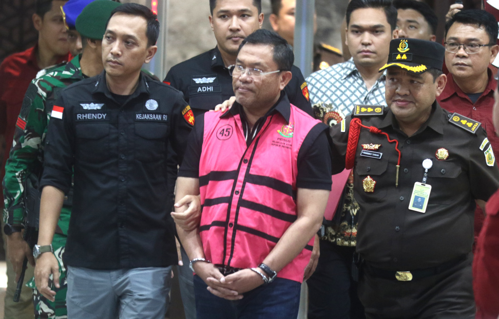 Tersangka dugaan tindak pidana korupsi tata kelola program Makan Bergizi Gratis (MBG) pada Badan Gizi Nasional (BGN) Lodewyk Pusung (tengah) berjalan memasuki mobil tahanan di Kejaksaan Agung, Jakarta, Rabu (3/6/2026).  (Beritanasional.com/Oke Atmaja)