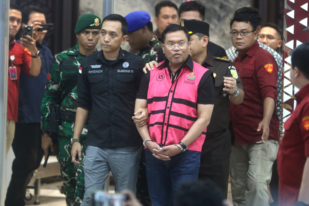 Tersangka dugaan tindak pidana korupsi tata kelola program Makan Bergizi Gratis (MBG) pada Badan Gizi Nasional (BGN) Lodewyk Pusung (tengah) berjalan memasuki mobil tahanan di Kejaksaan Agung, Jakarta, Rabu (3/6/2026).  (Beritanasional.com/Oke Atmaja)