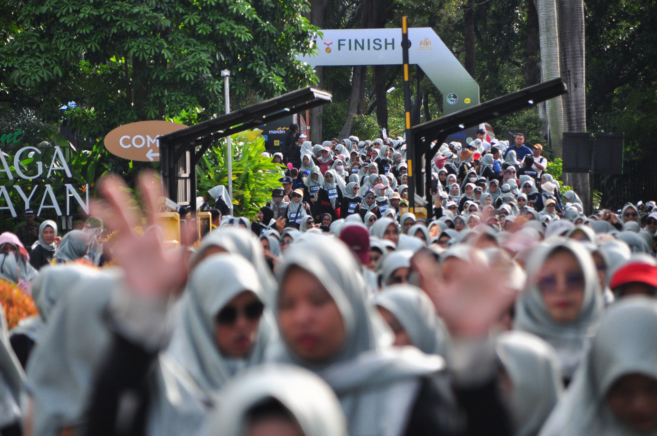 2000 peserta jalan sehat dengan menggunakan hijab bermotif batik Trusmi Cirebon memenangkan rekor MURI. (BeritaNasional/Elvis Sendouw/HO KAHMI)