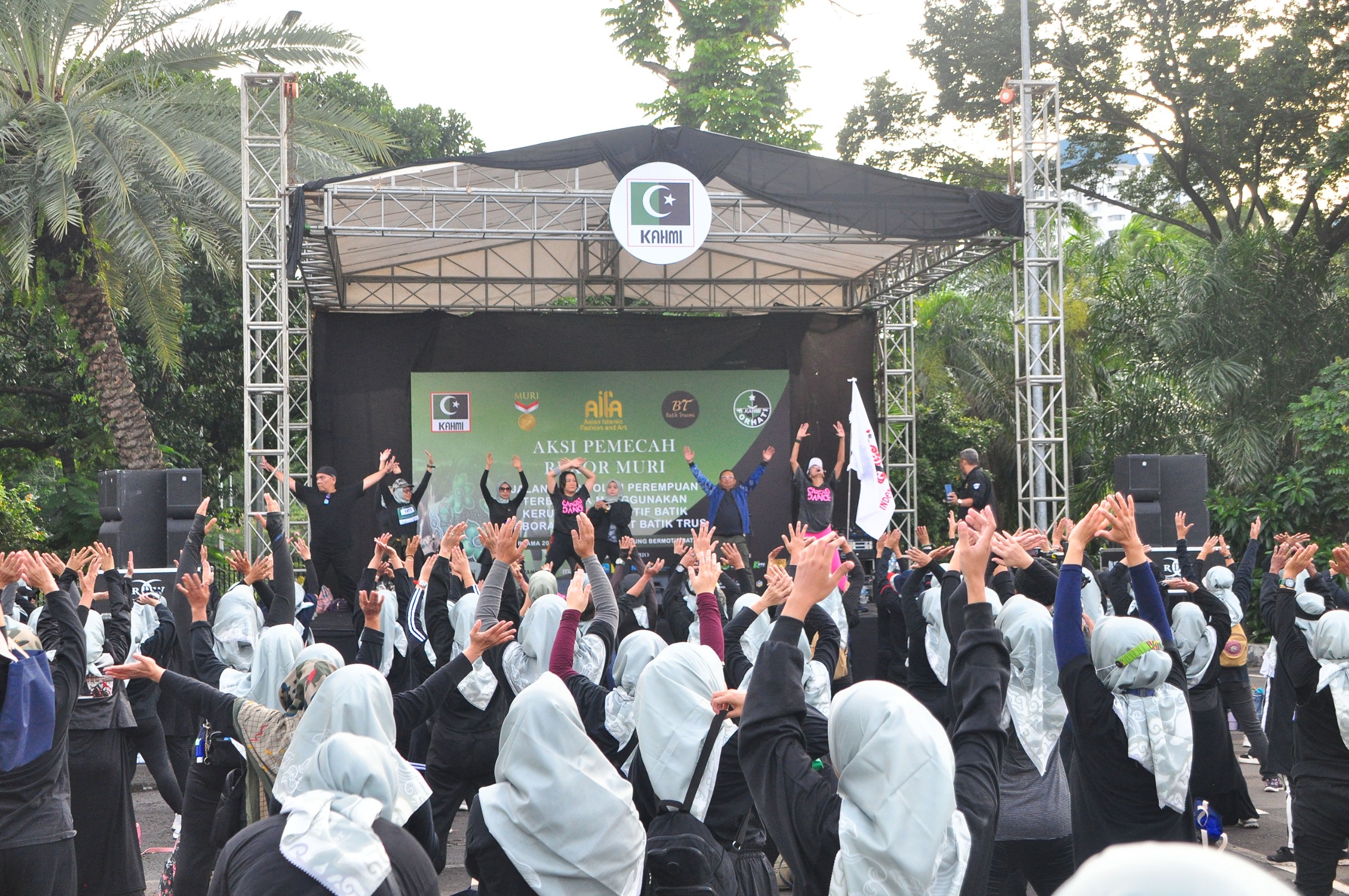 2000 peserta jalan sehat dengan menggunakan hijab bermotif batik Trusmi Cirebon memenangkan rekor MURI. (BeritaNasional/Elvis Sendouw/HO KAHMI)