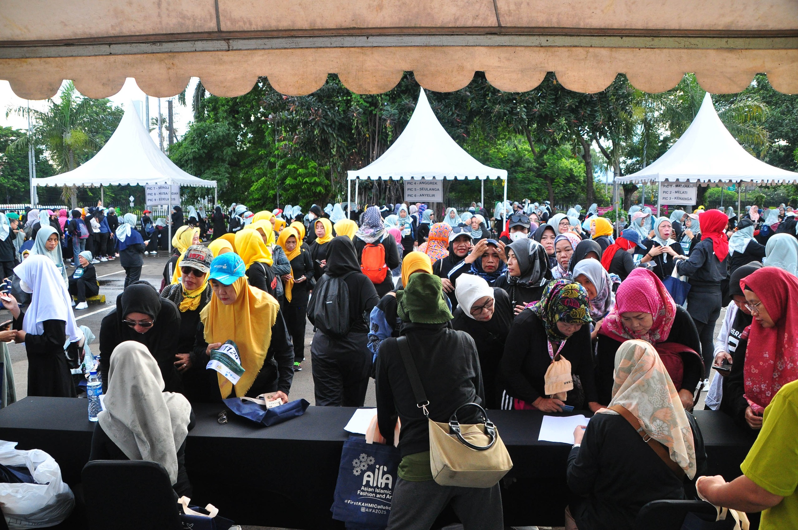 2000 peserta jalan sehat dengan menggunakan hijab bermotif batik Trusmi Cirebon memenangkan rekor MURI. (BeritaNasional/Elvis Sendouw/HO KAHMI)