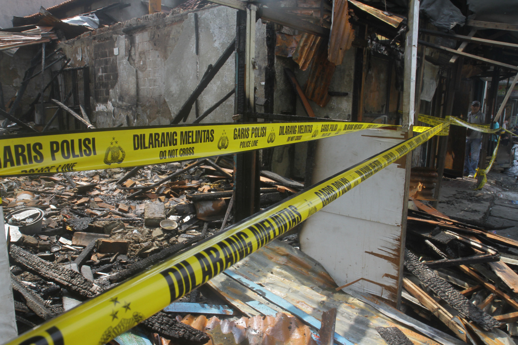 Warga melihat kios yang terbakar  di Pasar Poncol, Senen, Jakarta Pusat, Selasa (28/5/2024).  (Berita nasional.com/Oke Atmaja)