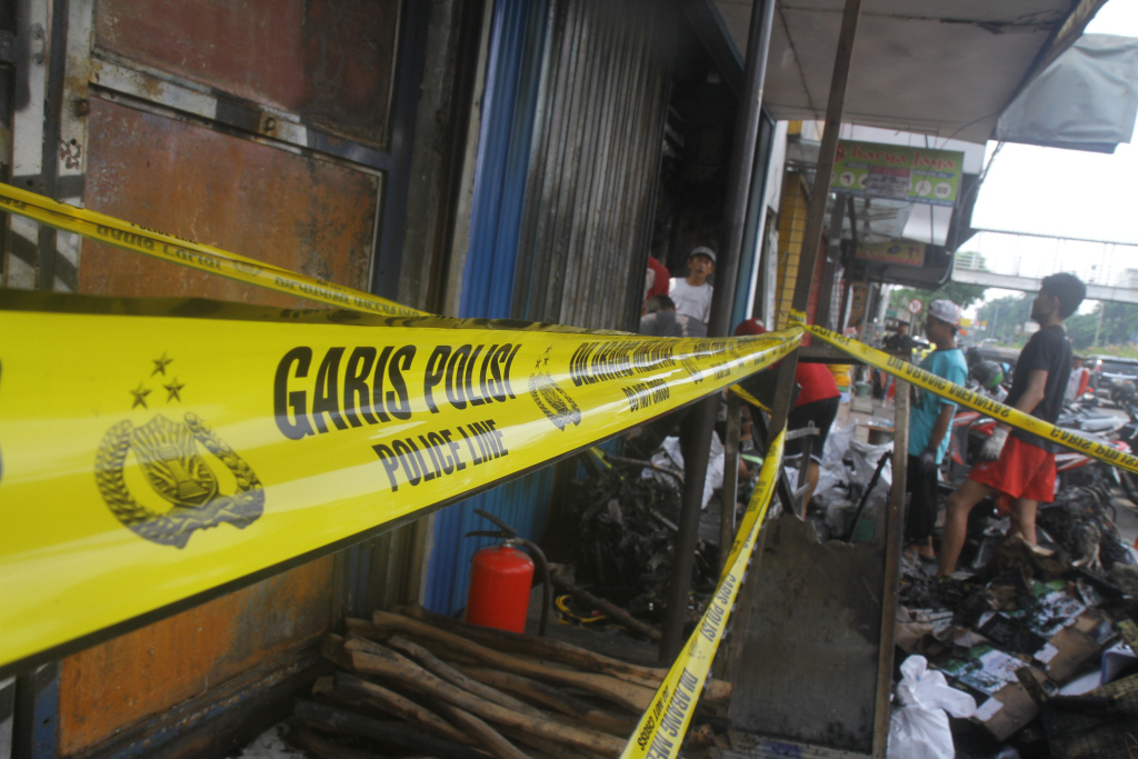 Warga melihat kios yang terbakar  di Pasar Poncol, Senen, Jakarta Pusat, Selasa (28/5/2024).  (Berita nasional.com/Oke Atmaja)