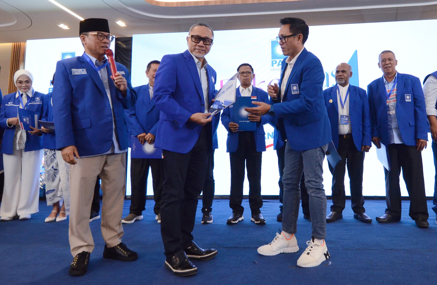 Ketua Umum PAN (Partai Amanat Nasional) Zulkifli Hasan (tengah) menerima dokumen dari Ketua DPW Partai Amanat Nasional DKI Jakarta Eko Patrio (kanan) saat Rakernas (Rapat Kerja Nasional) ke 4 di Jakarta, Sabtu (29/6/2024). (BeritaNasional.com/Oke Atmaja)