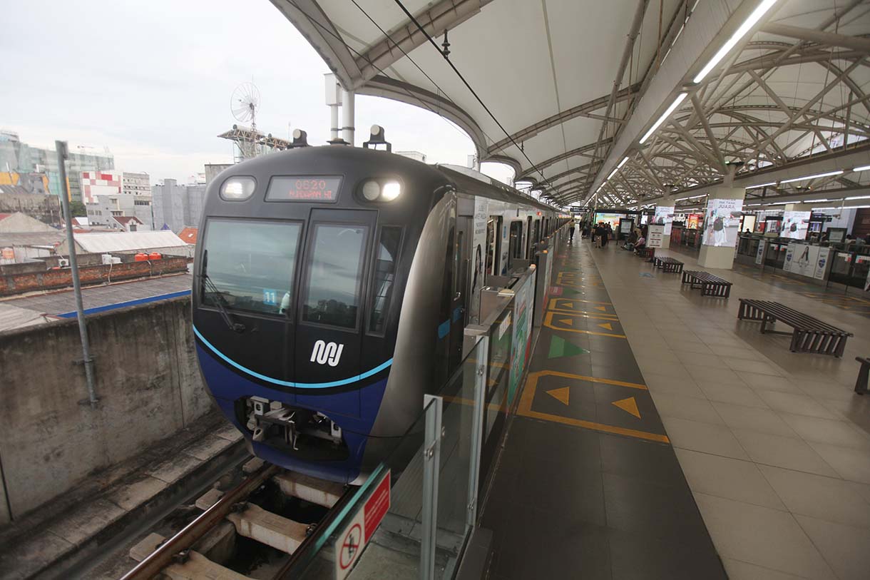 Sejumlah penumpang menunggu kereta moda raya terpadu (MRT) di Staiusn Blok M Jakarta, Rabu (15/1/2024).  (BeritaNasional.com/Oke Atmaja)