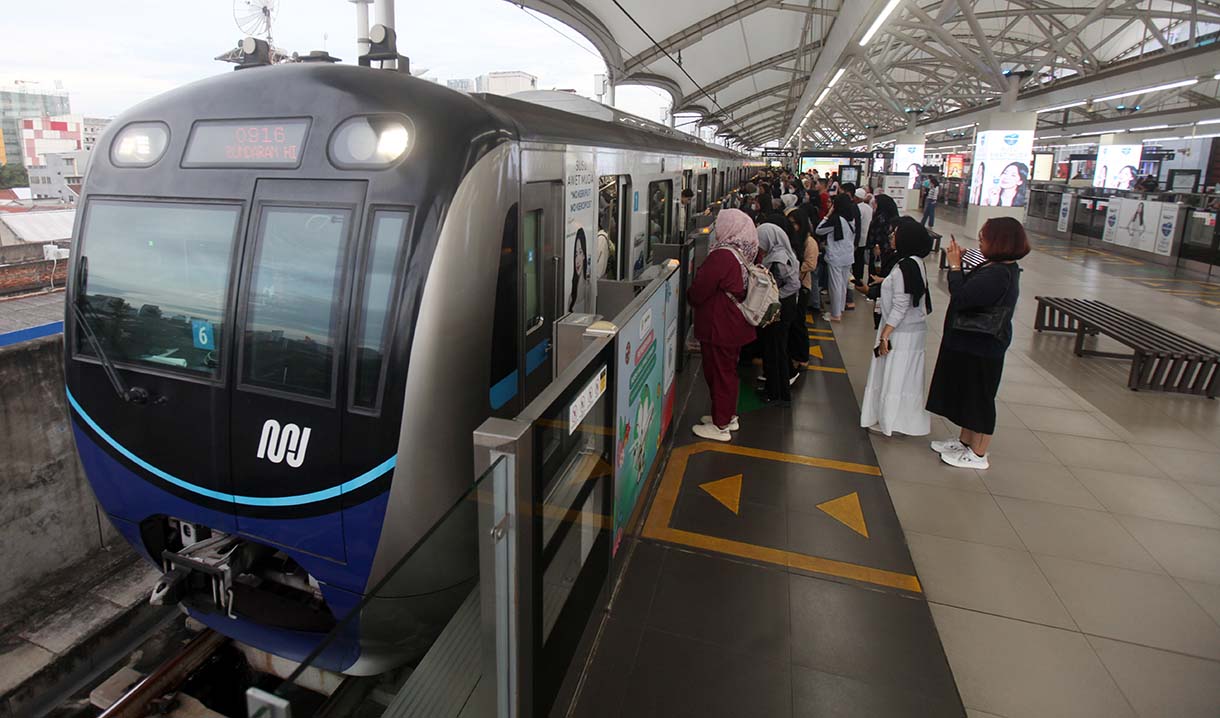 Sejumlah penumpang menunggu kereta moda raya terpadu (MRT) di Staiusn Blok M Jakarta, Rabu (15/1/2024).  (BeritaNasional.com/Oke Atmaja)