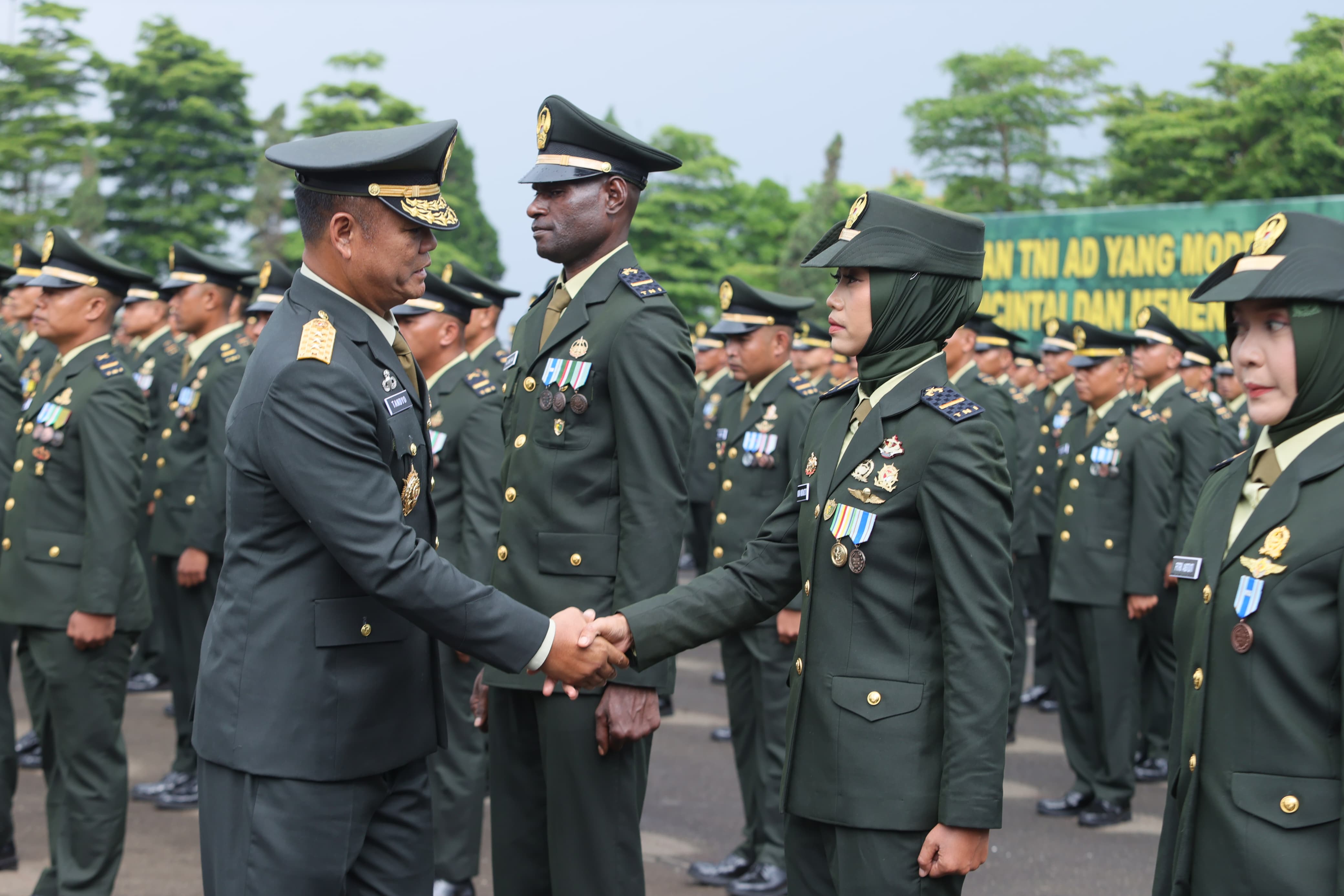 677 Perwira Remaja TNI AD Resmi Dilantik, Wakasad Tekankan Integritas dan Keteladanan Pelantikan 677 Perwira Remaja TNI AD lulusan Pendidikan Pembentukan Perwira (Diktukpa) Secapa AD Gelombang I Tahun Anggaran 2025. (BeritaNasional/Elvis Sendouw/HO Puspen TNI)
