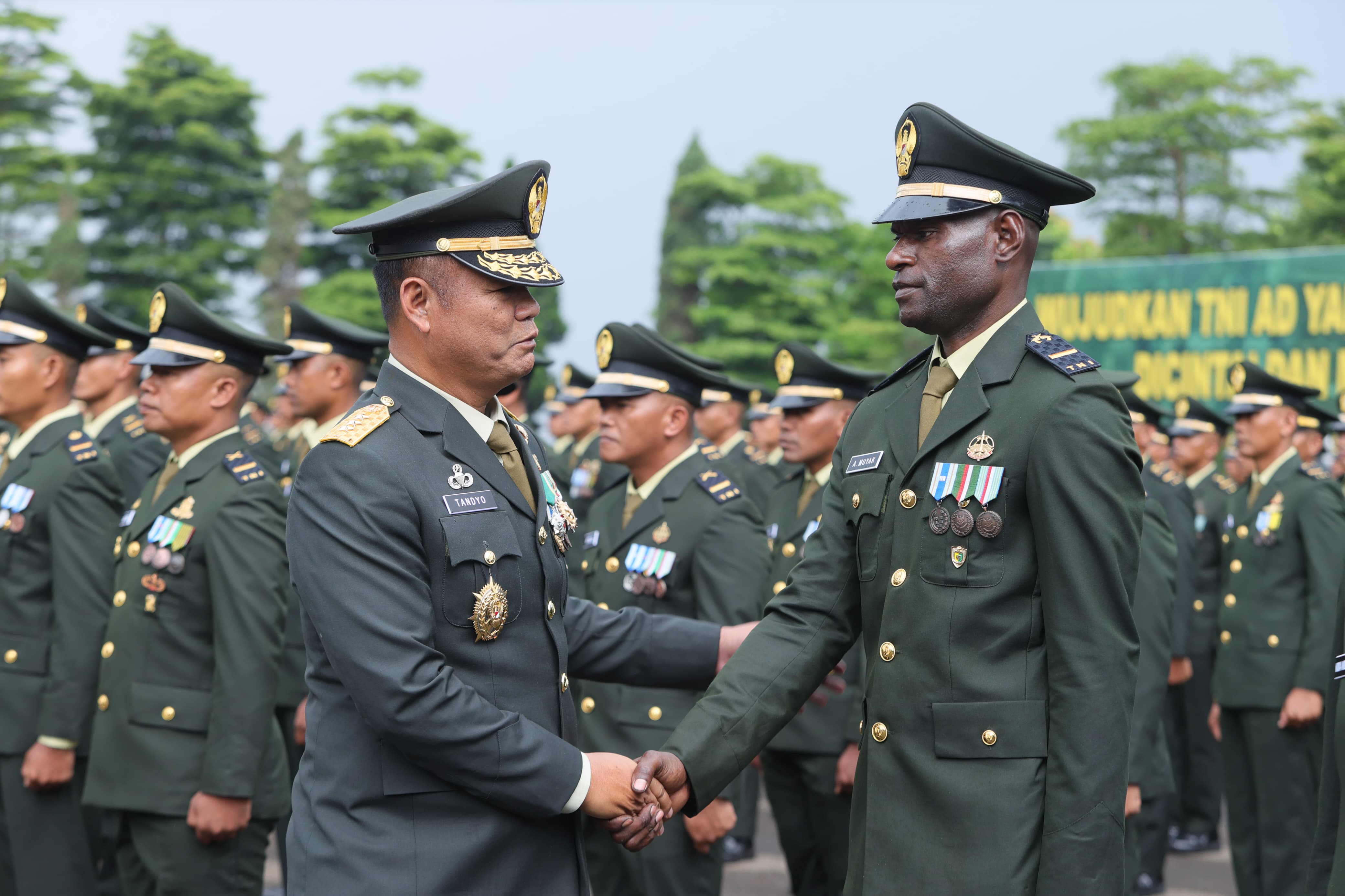 677 Perwira Remaja TNI AD Resmi Dilantik, Wakasad Tekankan Integritas dan Keteladanan Pelantikan 677 Perwira Remaja TNI AD lulusan Pendidikan Pembentukan Perwira (Diktukpa) Secapa AD Gelombang I Tahun Anggaran 2025. (BeritaNasional/Elvis Sendouw/HO Puspen TNI)
