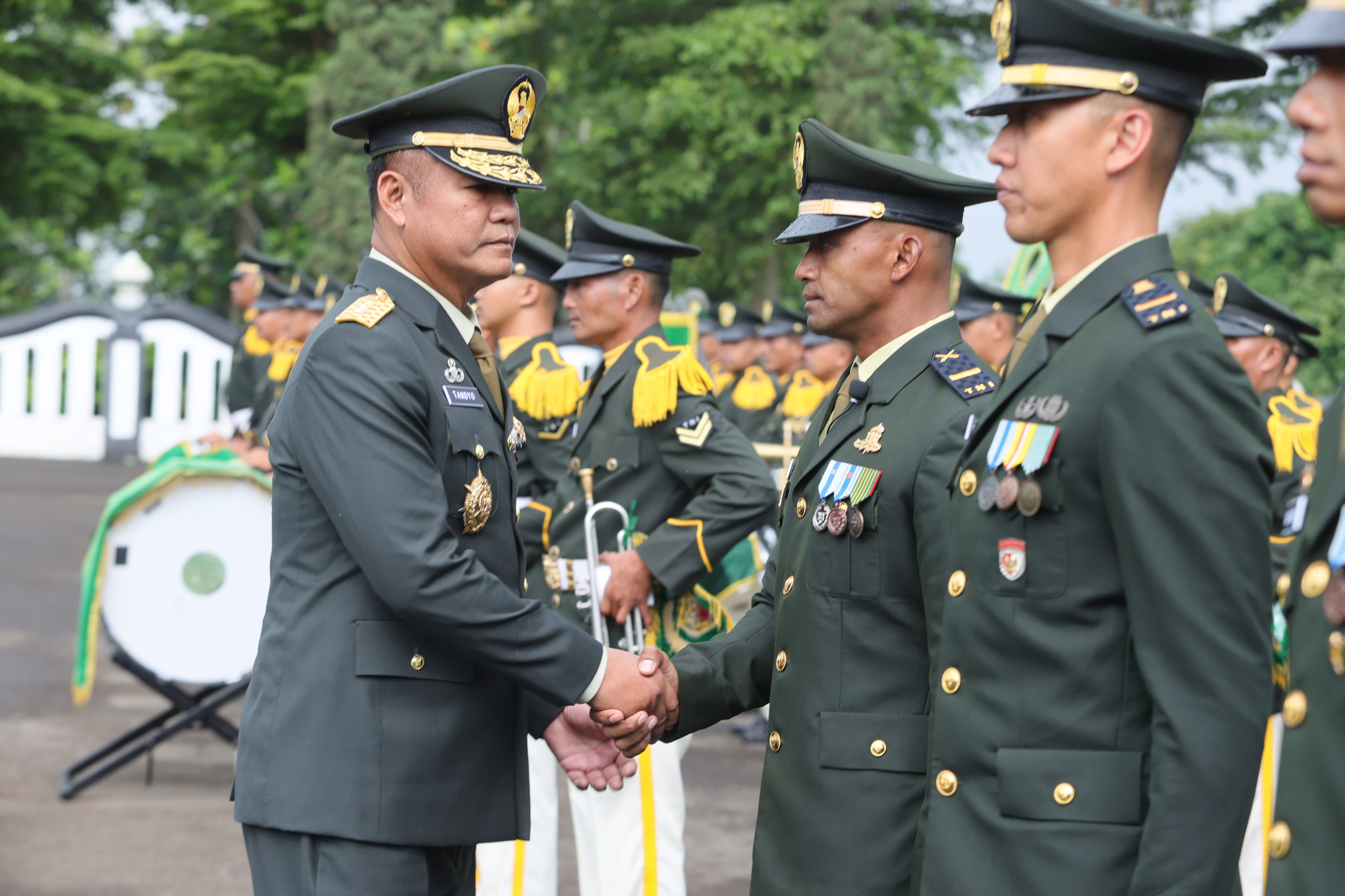 677 Perwira Remaja TNI AD Resmi Dilantik, Wakasad Tekankan Integritas dan Keteladanan Pelantikan 677 Perwira Remaja TNI AD lulusan Pendidikan Pembentukan Perwira (Diktukpa) Secapa AD Gelombang I Tahun Anggaran 2025. (BeritaNasional/Elvis Sendouw/HO Puspen TNI)