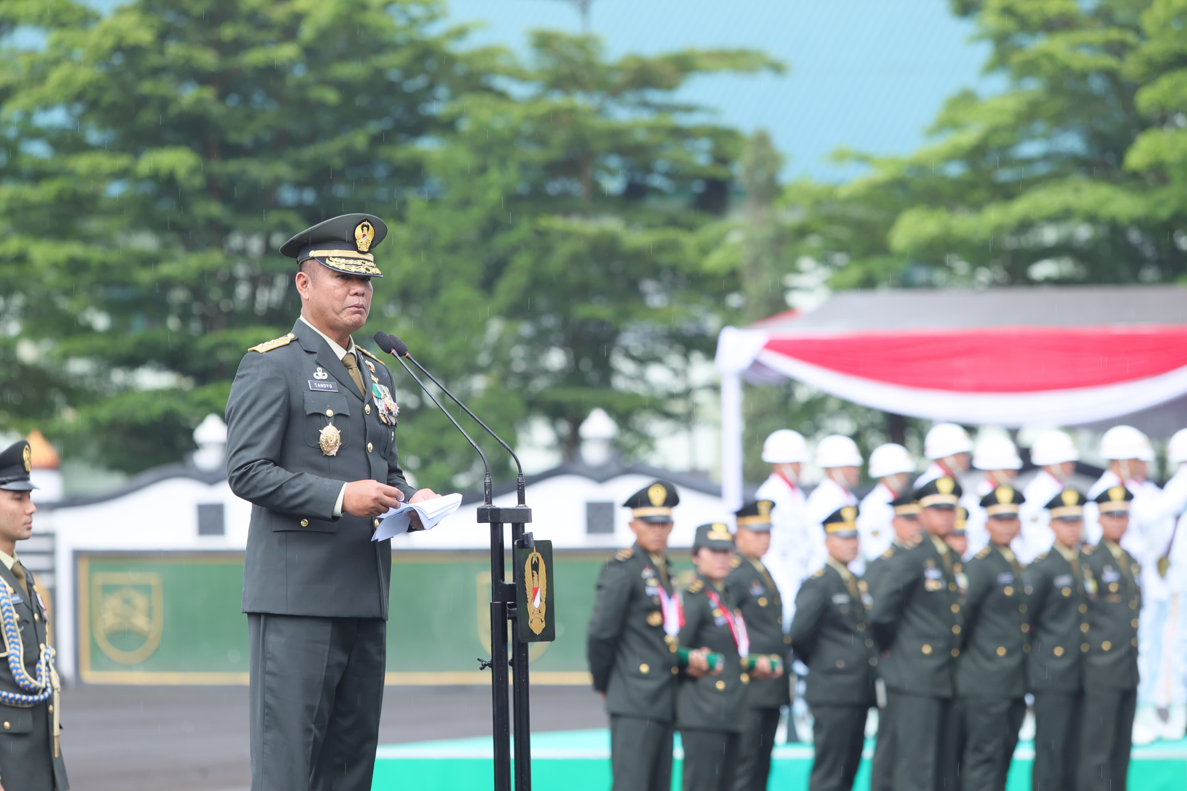 677 Perwira Remaja TNI AD Resmi Dilantik, Wakasad Tekankan Integritas dan Keteladanan Pelantikan 677 Perwira Remaja TNI AD lulusan Pendidikan Pembentukan Perwira (Diktukpa) Secapa AD Gelombang I Tahun Anggaran 2025. (BeritaNasional/Elvis Sendouw/HO Puspen TNI)
